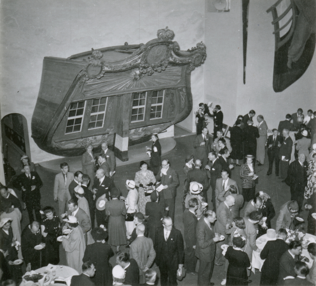 Baltiska konferensen på Sjöhistoriska museet den 5 juni 1951. Besökshav i troféhallen.