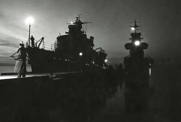 Jagarna MODE (t v) och VISBY vid en brygga i skärgården. I f