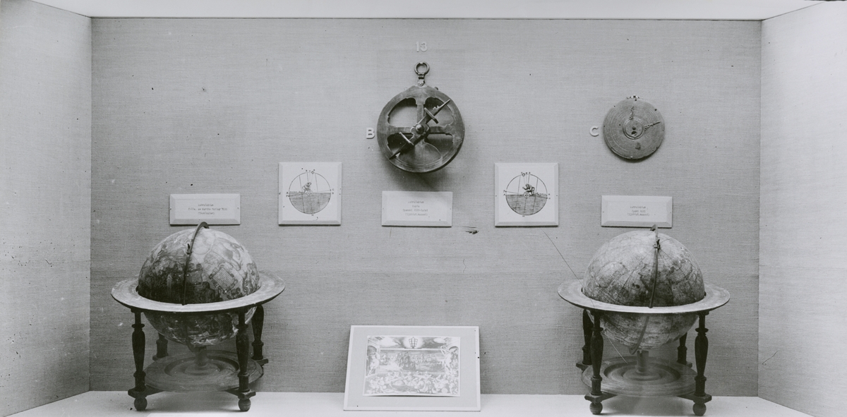 Utställningen "Sveriges sjökarta 1644–1944". Avdelning 1, sal 1, nr 13. Astrolabier, himmels- och jordglob.