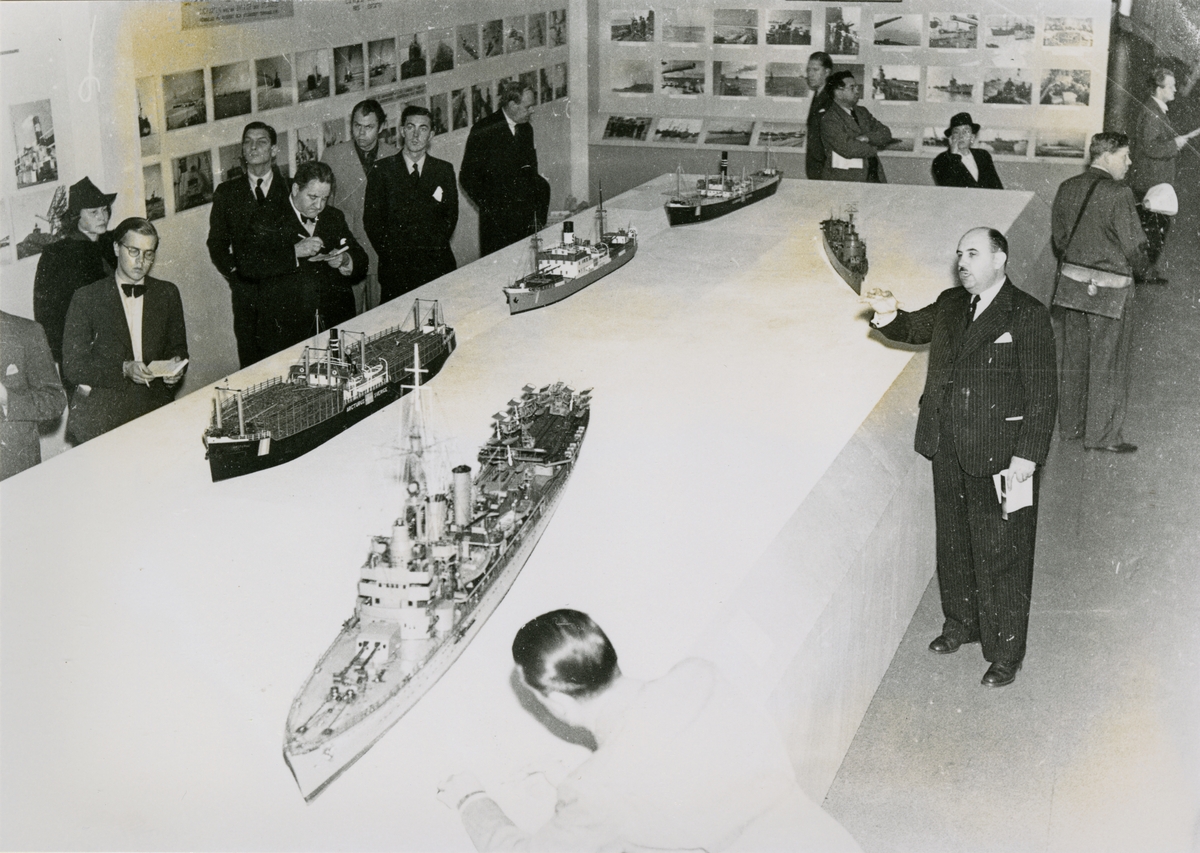 Utställningen "Svensk sjömannagärning i allvarstid" på Sjöhistoriska museet. Intendent Gerhard Albe håller pressvisning.