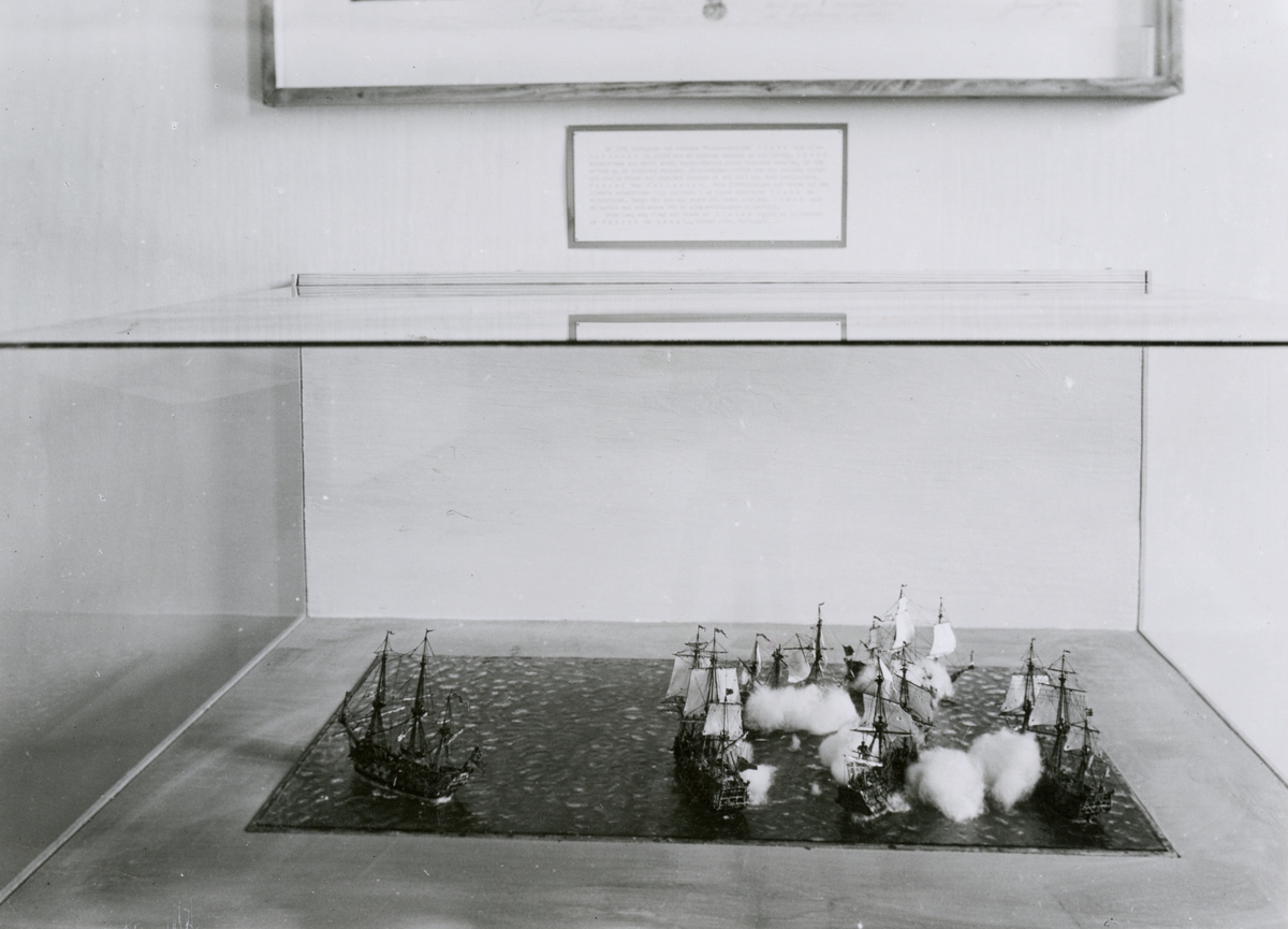 Modelldiorama visande striden vid Orford Ness år 1704 mellan det svenska linjeskeppet ÖLAND och en engelsk eskader.
