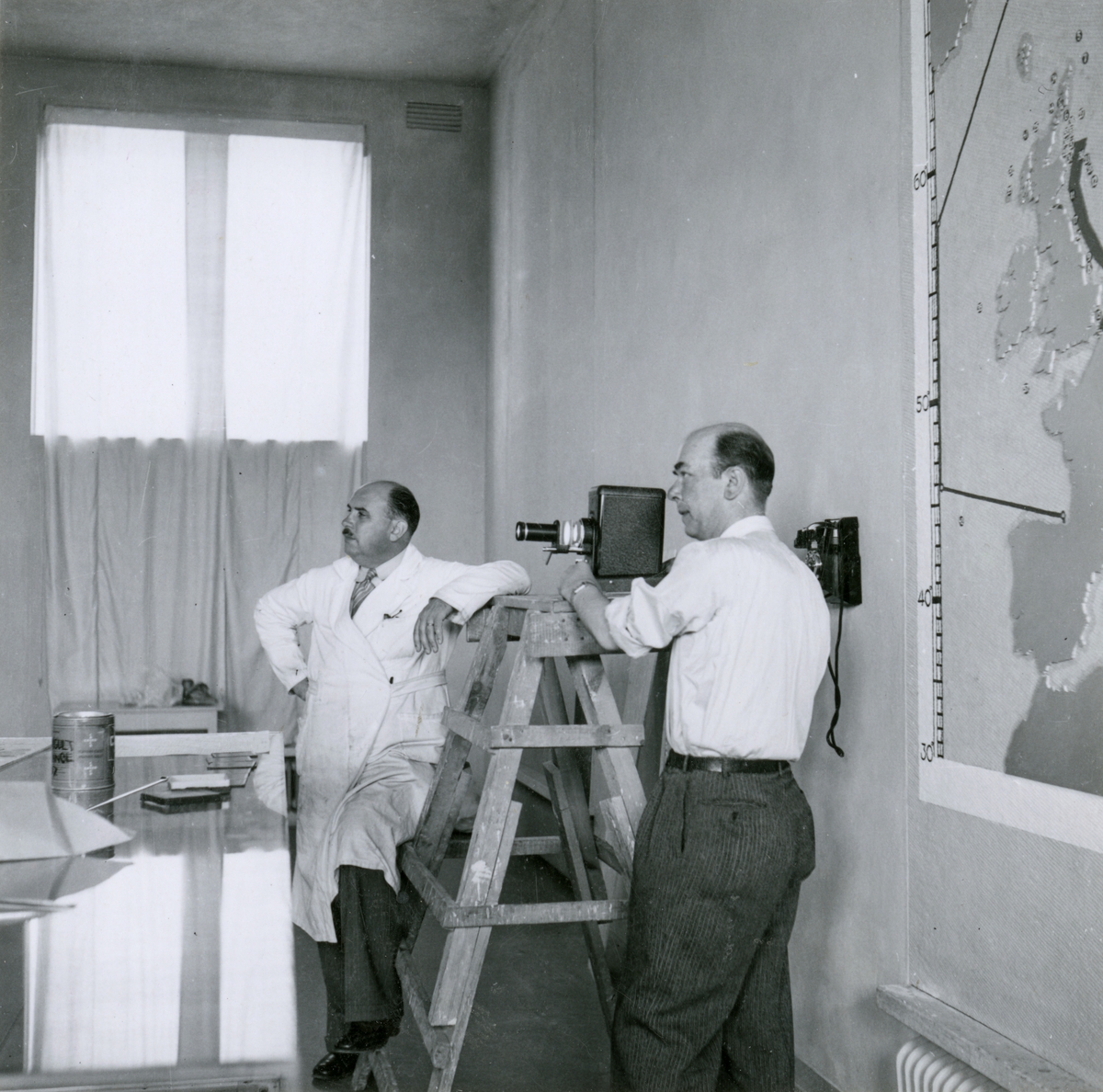 Utställningen "Svensk sjömannagärning i allvarstid" på Sjöhistoriska museet. Intendent Gerhard Albe och konstnären Harald Sallberg arrangerar utställningen.