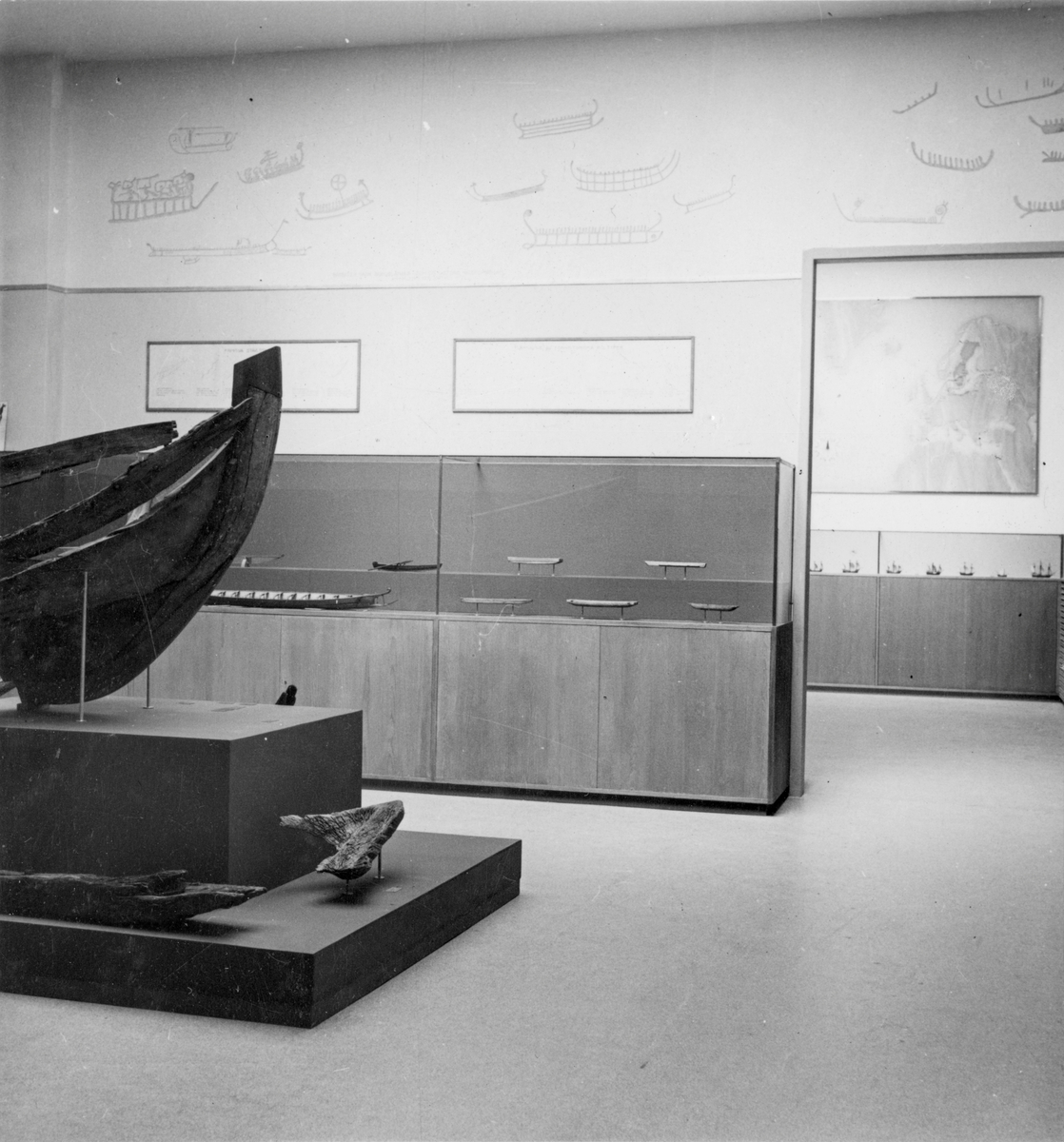 Utställning i Förhistoriska avdelningen i Sjöfartsavdelningen. INGARÖSTÄVEN samt fartygsmodeller.