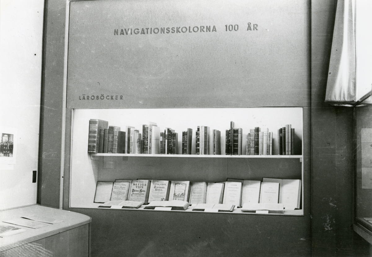 Nautiska utställningen. "Navigationsskolan 100 år", läroböcker i navigation.