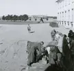 Luftskyddsåtgärder utanför Sjöhistoriska museet. Säckar fylls med sand.