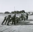 Luftskyddsåtgärder utanför Sjöhistoriska museet. Personal transporterar sandsäckar.