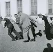 Luftskyddsåtgärder utanför Sjöhistoriska museet. Personal transporterar sandsäckar. Från vänster modellsnickare Wahlström, herr Strandberg, kapten Karlberg och herr Lidman.