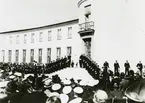 Invigningscemonin av Sjöhistoriska museet år 1938 vid entretrappan.