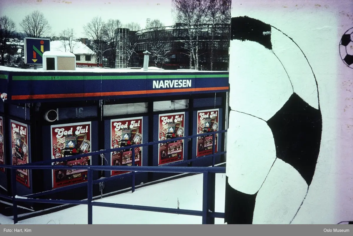 Ullevål stadion stasjon, leskur, veggmaling, fotballmotiv, Narvesen-kiosk