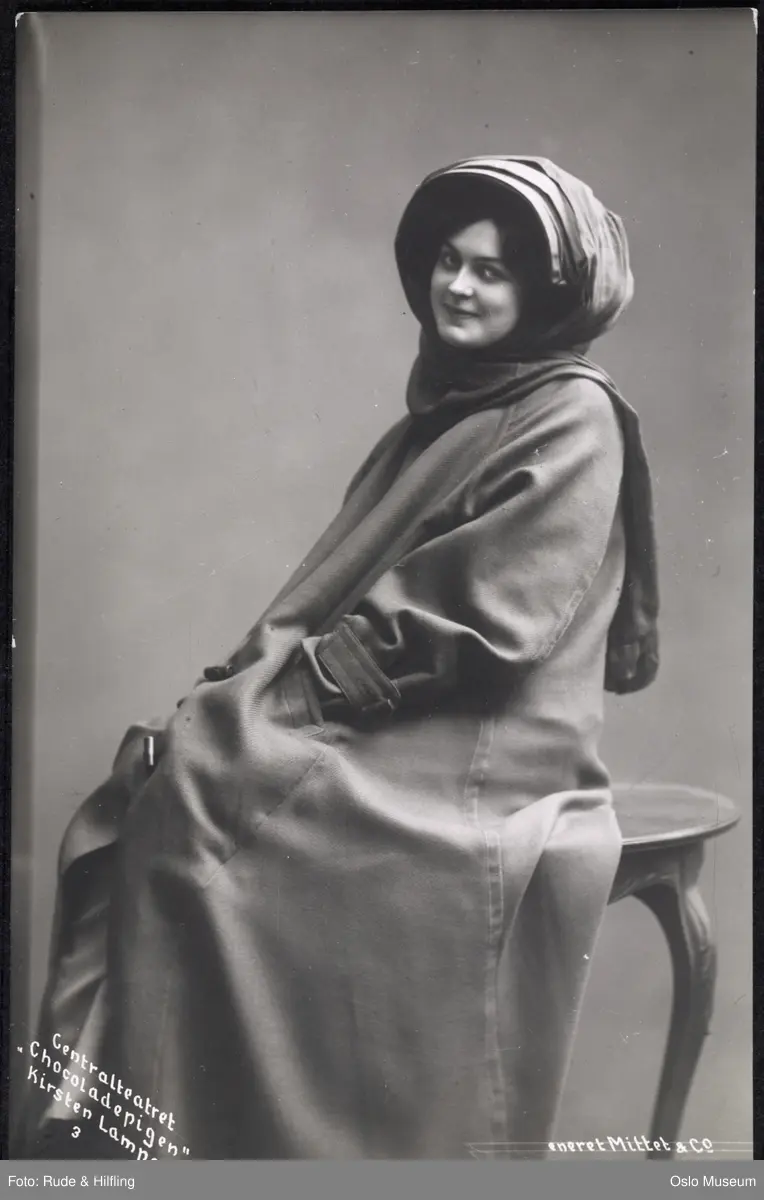 portrett, skuespillerinne, rollebilde, tittelrollen i "Chokoladepigen" på Centralteatret, sittende helfigur, kostyme
