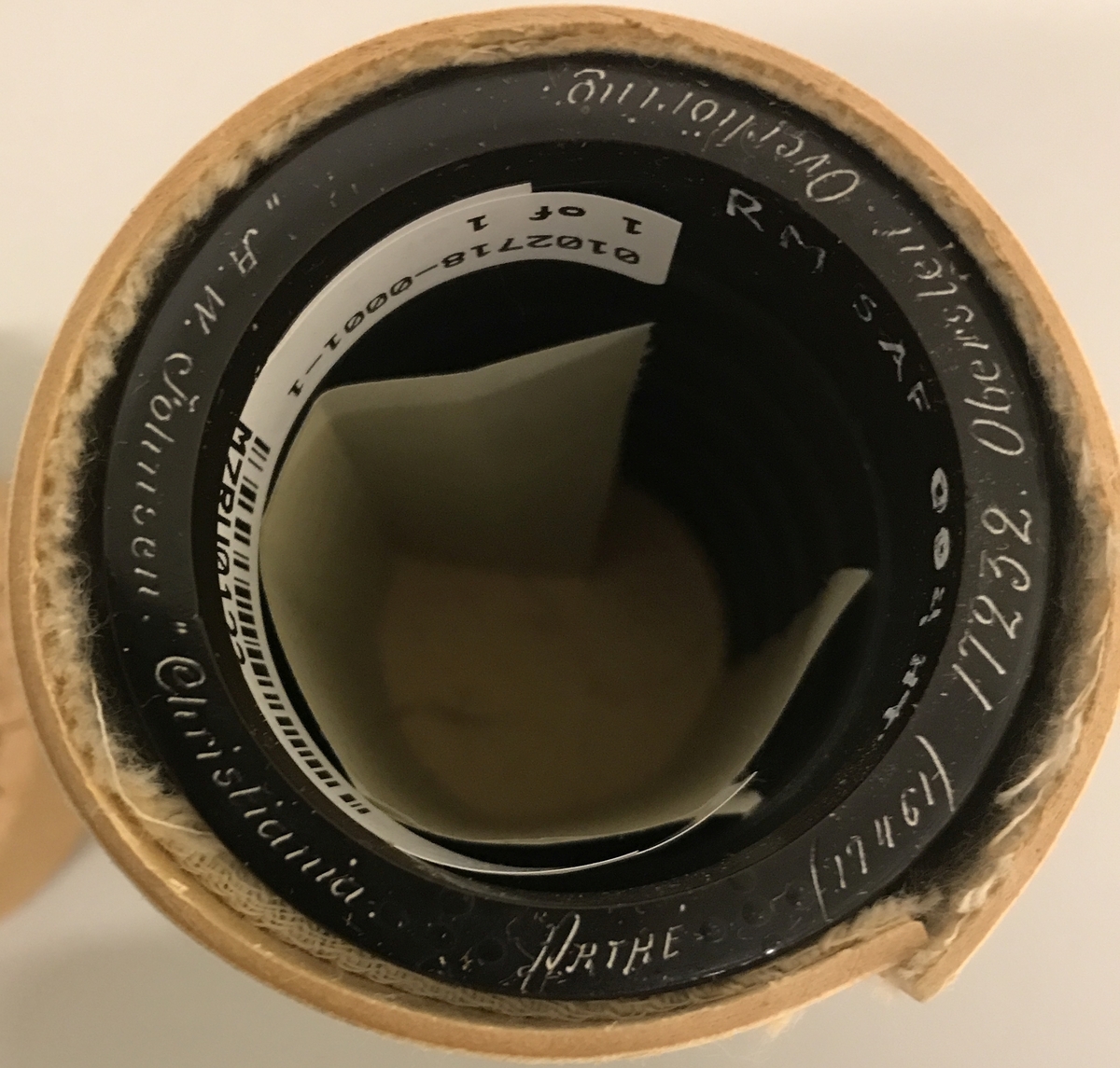 Fonografrull i svart materiale. Eske i papp med avtagbart lokk. Tekst om innholdet på lokket.