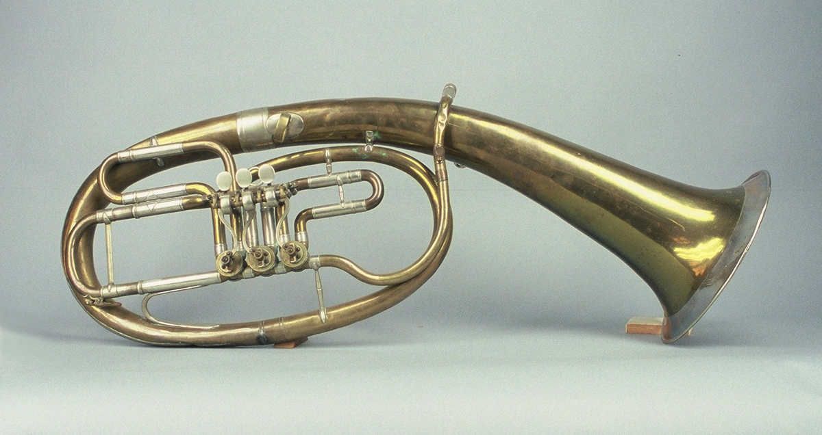 Blåseinstrument i oval form. Messing med hylse av nysølv. Tre roterende ventiler (Drehventile), som spilles med høyre hånd. Vanlig rekkefølge: Heltone, halvtone, halvannen tone. Alle ventilrør har stemmebøyler. Spyttklaff.

Grunntone: B !. Dypest spillbare tone: B.

Instrumentet tilsynelatende ligner Wagnertuba i form, men Wagnertuba er en venstre håndsinstrument med 4 ventiler (i likhet med valthorn), og med noe større konisitet i bor.
