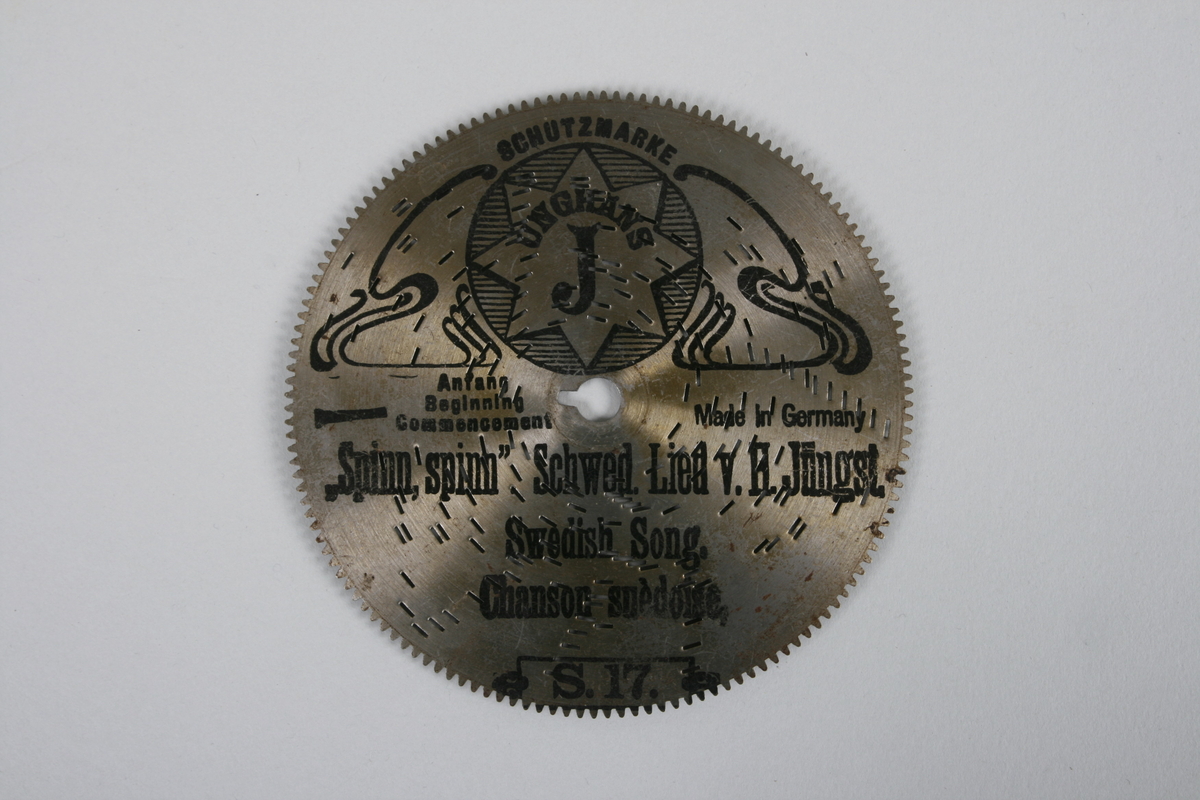 Perforert metallplate med pigger på undersiden. Programmert musikk for platespilledåse.
30-spor, Ø 11.5 cm (4 1/2').
Drivsystem: Sentrumshull med tunge (4mm lang) samt tagger (2 mm lange) perifert langs kant, som et tannhjul. 
U-formet pigger på undersiden av platene.

Sentrumhull, diameter: 7,8 mm
Avstand mellom 10 spor: 13 (mm, ca)
Avstand sentrumsaksling – første spor:  14,5 mm
Total bredde spor:  37,3 mm

Platene er for øvrig kompatibel med Symphonion Simplex (30-spor, Ø 11.5 cm)