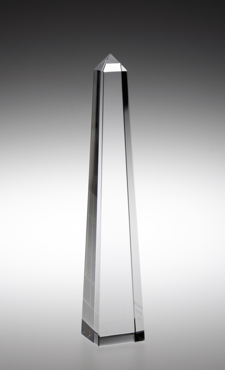 "Obelisk" Formgiven av Jan Johansson. Kvadratisk profil som smalnar av mot pyramidformad topp.
