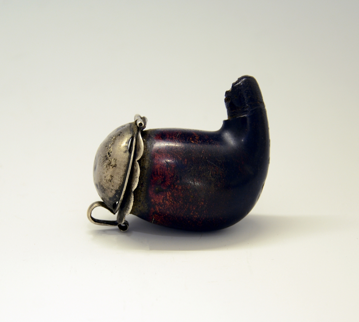 Pipehode m/sølvlokk. "Erindring af 29de Juli 1862". Utydelige stempler.