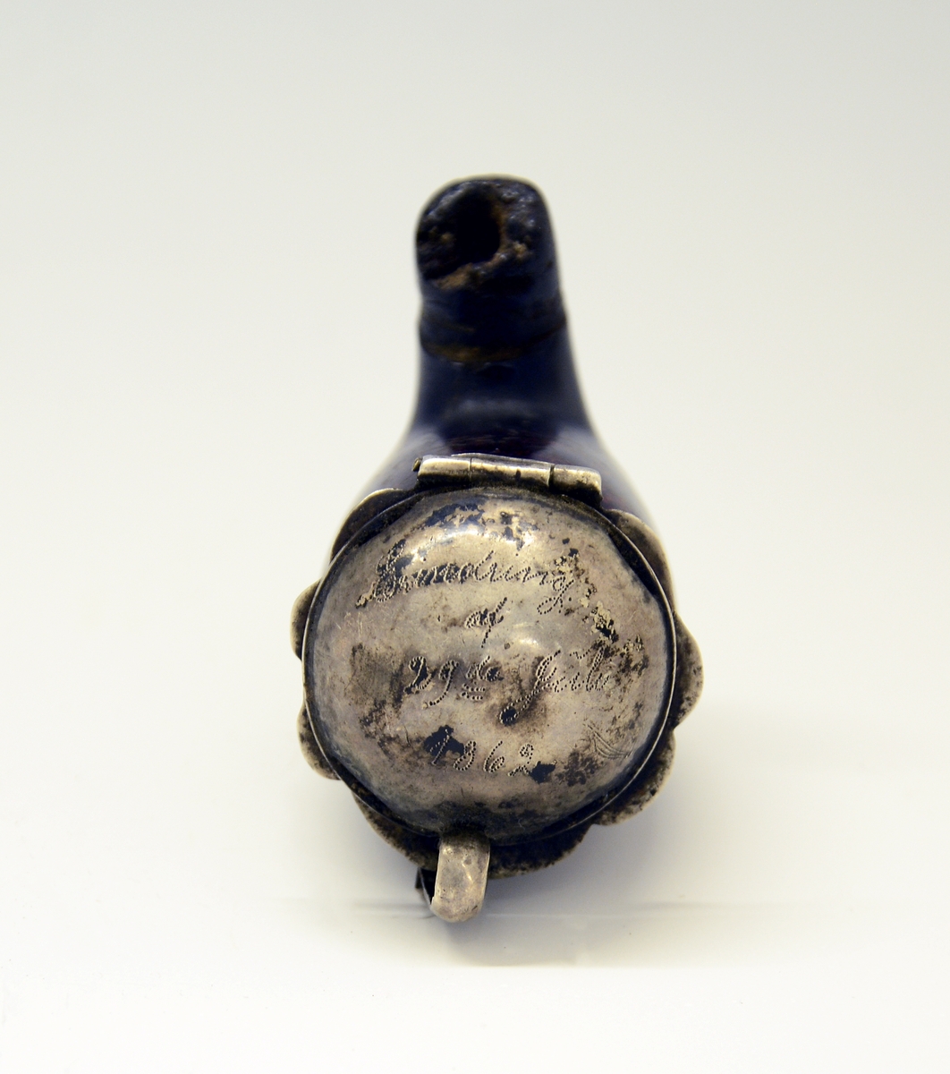 Pipehode m/sølvlokk. "Erindring af 29de Juli 1862". Utydelige stempler.