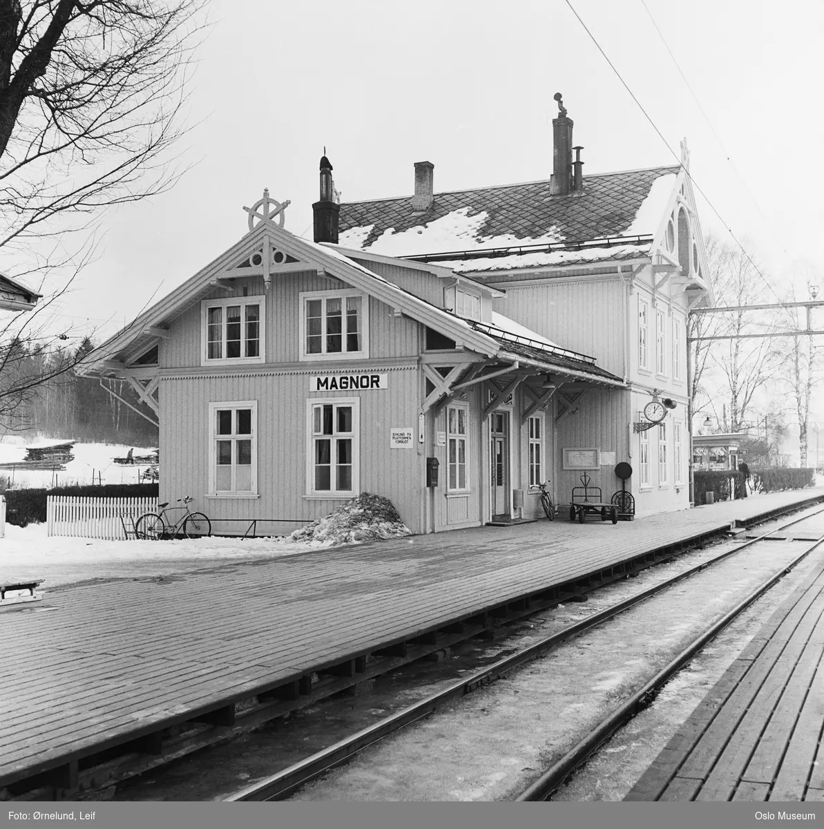 Magnor jernbanestasjon, plattform, sporområde, stasjonsbygning, snø