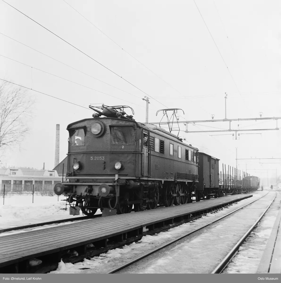 Magnor jernbanestasjon, plattform, sporområde, togsett, godstog, Elektrisk lokomotiv El 5 2053, Kongsvingerbanen