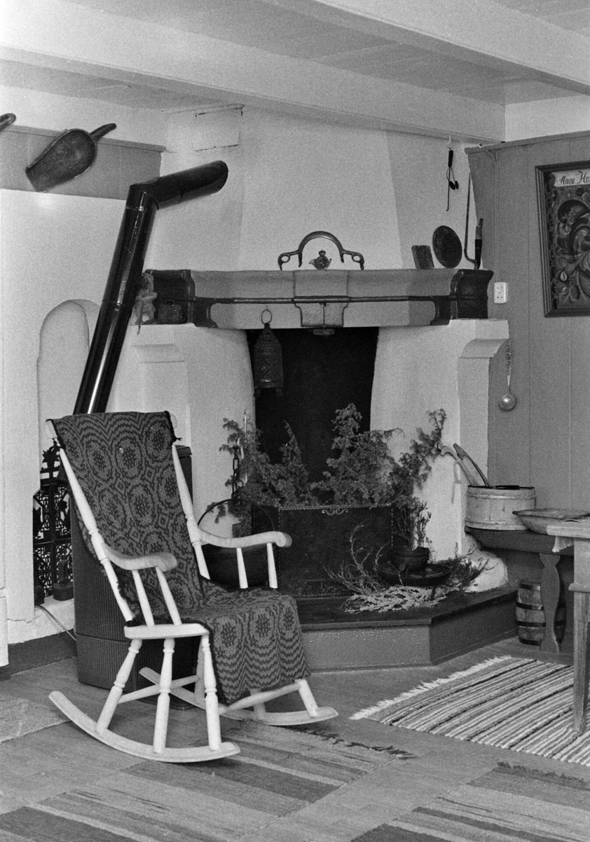 Fem bilde av interiør to stuger på Suigard Nordbø.  Bilde 1 og 2 (med taklampe) er frå stugo i 1. etasje, mens dei tre andre er frå stugo i 2. etasje.