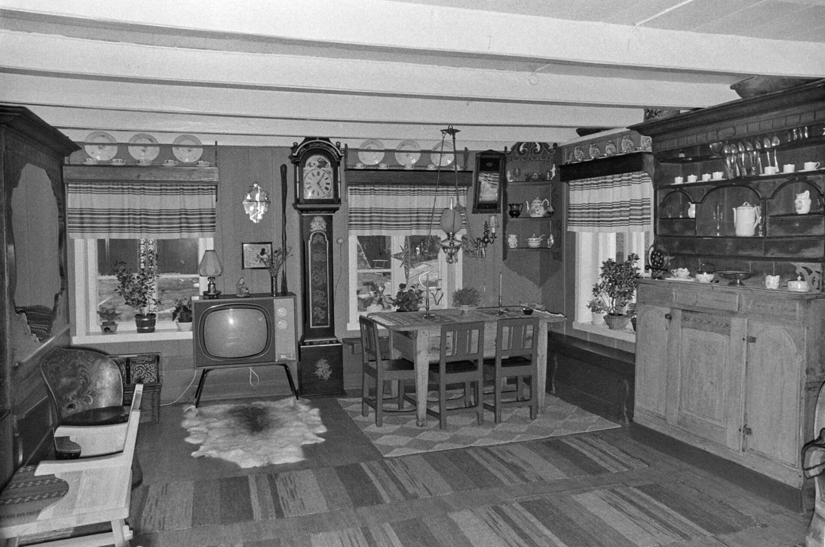 Fem bilde av interiør to stuger på Suigard Nordbø.  Bilde 1 og 2 (med taklampe) er frå stugo i 1. etasje, mens dei tre andre er frå stugo i 2. etasje.
