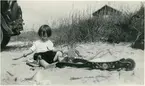 Karl-Fredrik Nyström leker på stranden