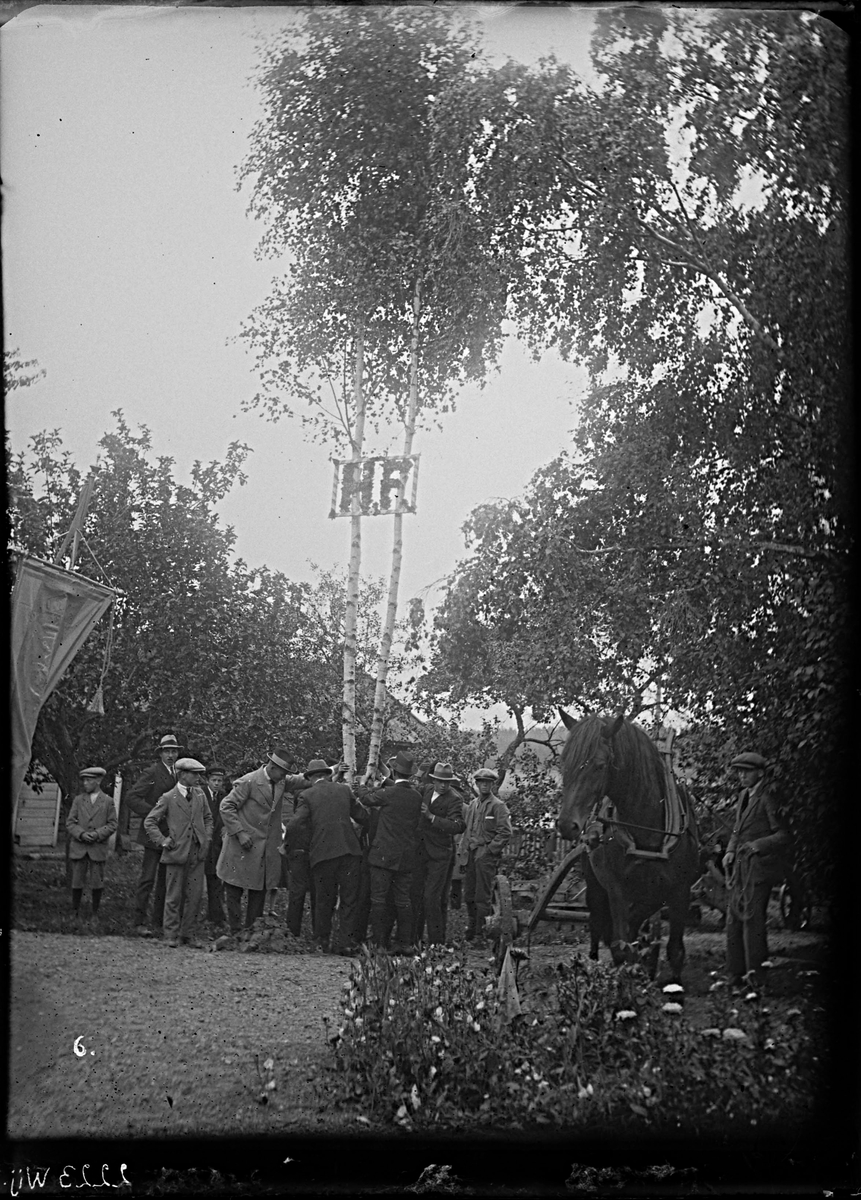 Kryckegransresning för Lundin i Björksta. Det rör sig sannolikt om byggnadsarbetaren Johan Fritiof Lundin som gifte sig med Hulda Ottilia Johansson i Björksta den 2 september 1923.