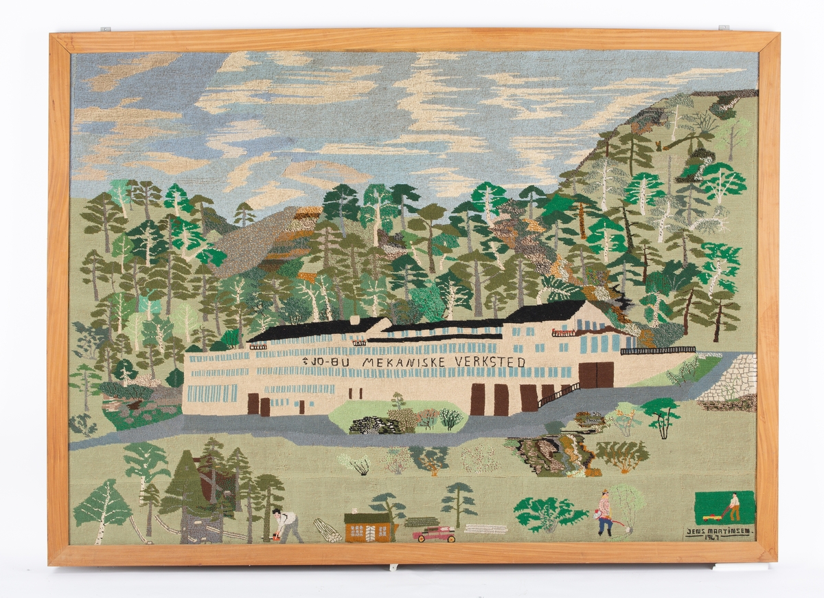 JO-BU bygget. Bedtiftslokale i Sagaveien (13?) ved Sagajordet Drøbak. Korsstingsbroderi i ubehandlet treramme, antatt eik.
Bildet han i vestibylen i Jo-Bu bygget
Bildet brodert av Jens Martinsen i 1967. Han arbeidet ved JO-BU fabrikken. Fabrikklokalet ble bygget 1952-53 holdt til i bygget fram til bedriften ble nedlagt ca 1990. Bygget ble da omregulert til leiligheter. Det ble "luksusleiligheter" med utsikt over Oslofjorden.

JO-BU var en gang Europas ledende motorsagfabrikk. Se ISBN978-82-91665-10-8 Utgiver Follo Museum.