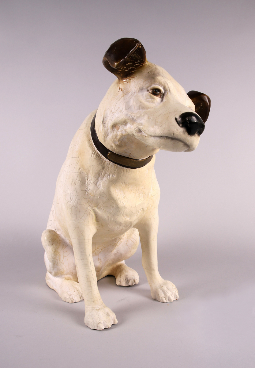 Hundefigur gips (alabaster) i malt i hvitt, brunt og rødt.