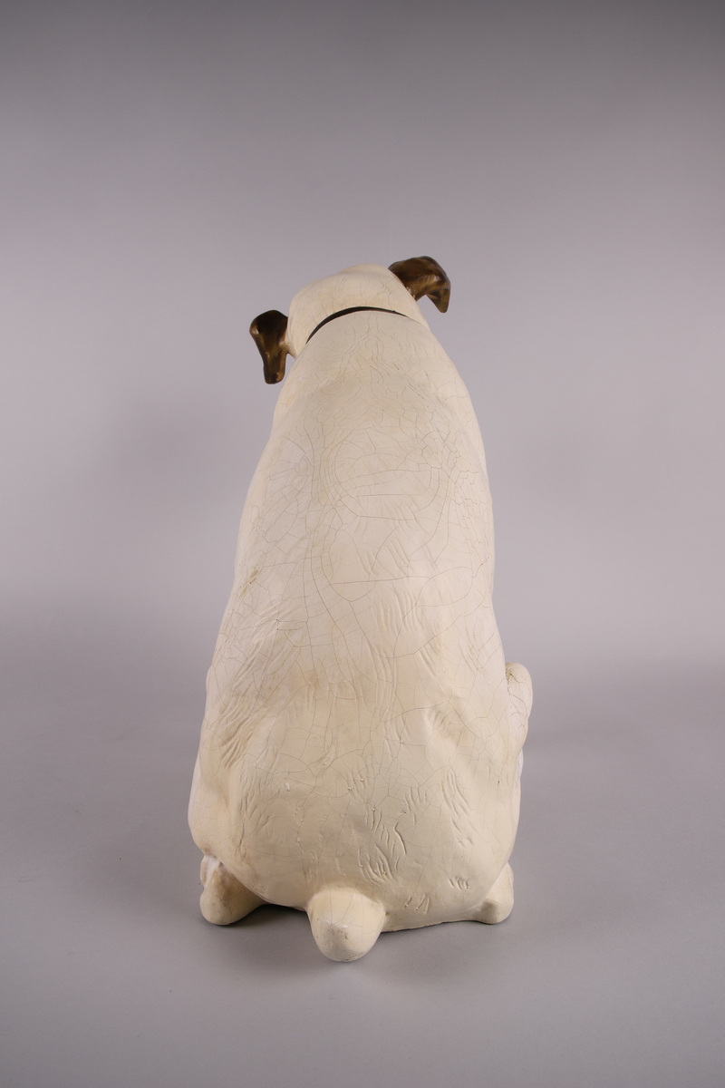 Hundefigur gips (alabaster) i malt i hvitt, brunt og rødt.