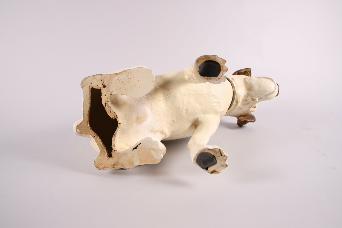 Hundefigur gips (alabaster) i malt i hvitt, brunt og rødt.