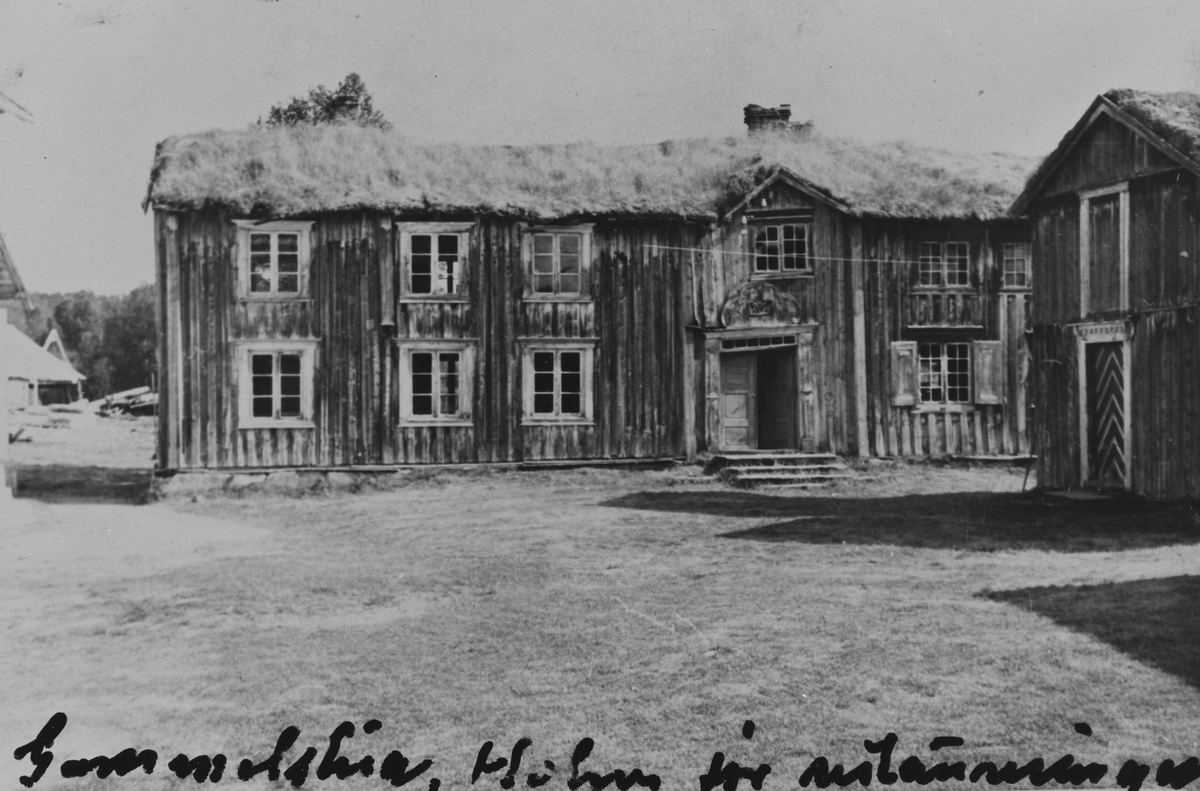 Gårdstunet på Holm, Os, med hovedhus og stabbur, før gammelhuset ble resturert