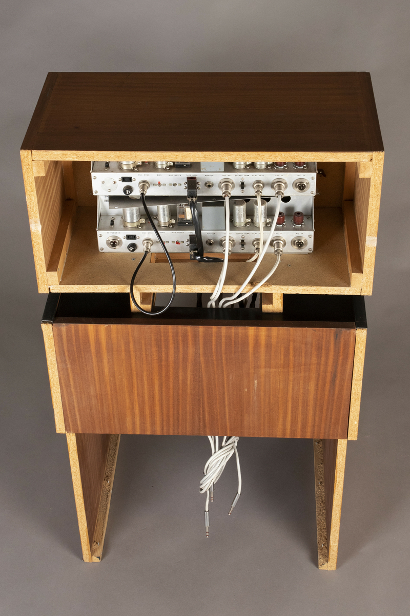 Båndopptakeren er montert i en innretning av folierte sponplater. Elektronikk i forsterkere er basert på transistorer. Maskinen har fire lydhoder og to spor, mulighet for avspilling av to kanaler (quarter track/4-spor).