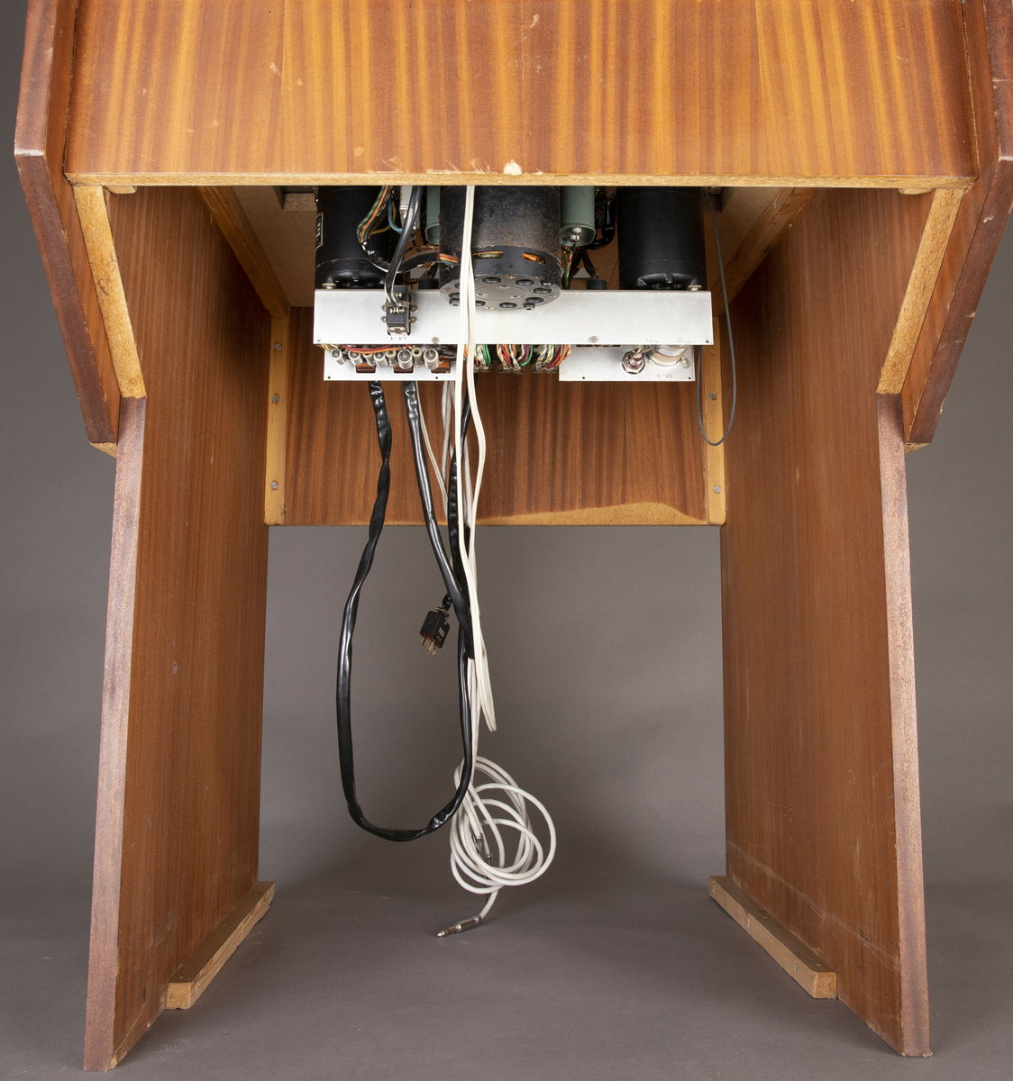 Båndopptakeren er montert i en innretning av folierte sponplater. Elektronikk i forsterkere er basert på transistorer. Maskinen har fire lydhoder og to spor, mulighet for avspilling av to kanaler (quarter track/4-spor).