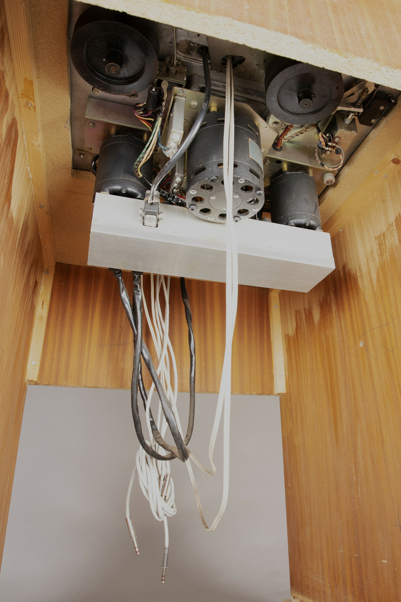 Båndopptakeren er montert i en innretning av folierte sponplater. Elektronikk i forsterkere er basert på transistorer. Maskinen har fire lydhoder og to spor, mulighet for avspilling av to kanaler (quarter track/4-spor).
