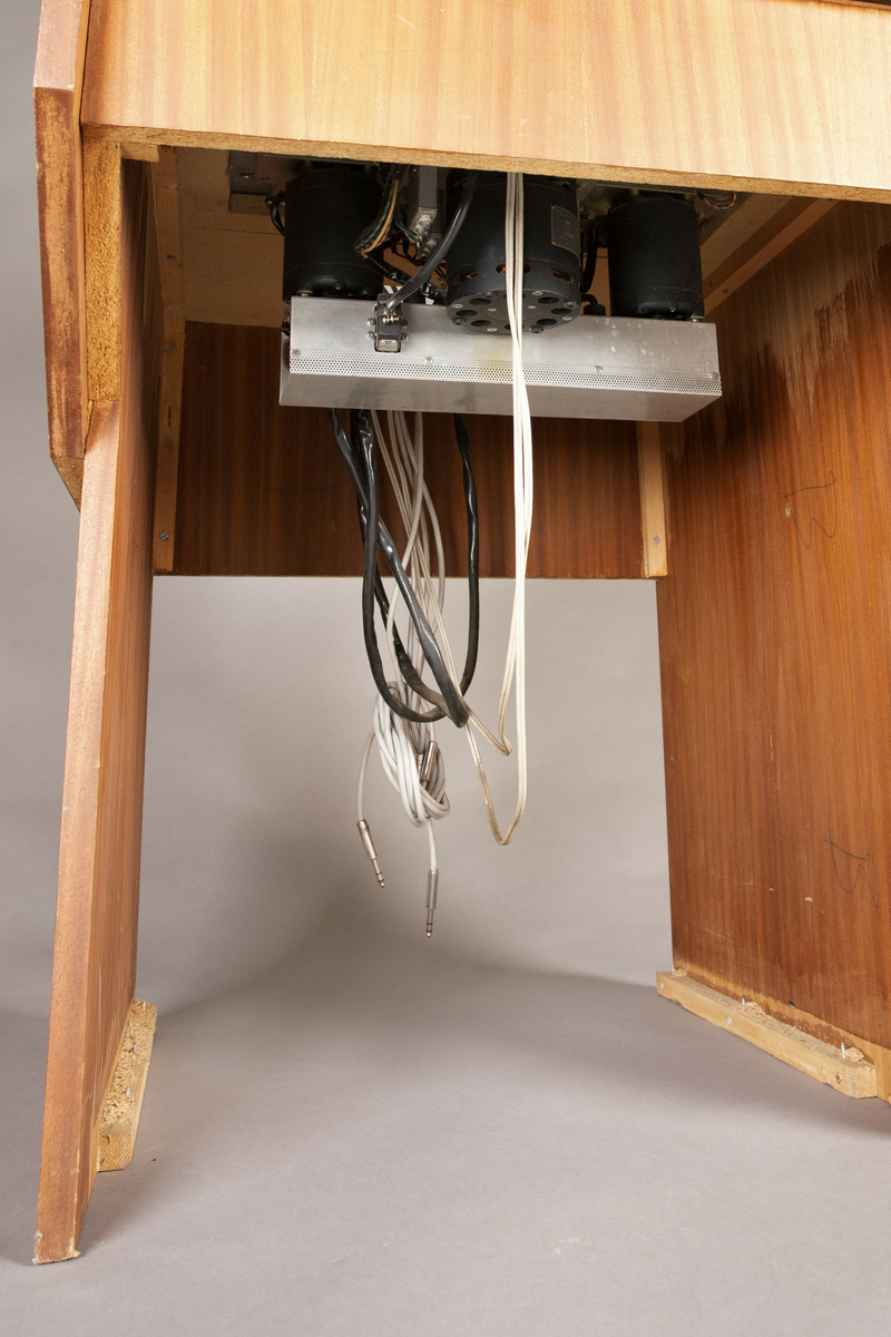 Båndopptakeren er montert i en innretning av folierte sponplater. Elektronikk i forsterkere er basert på transistorer. Maskinen har fire lydhoder og to spor, mulighet for avspilling av to kanaler (quarter track/4-spor).
