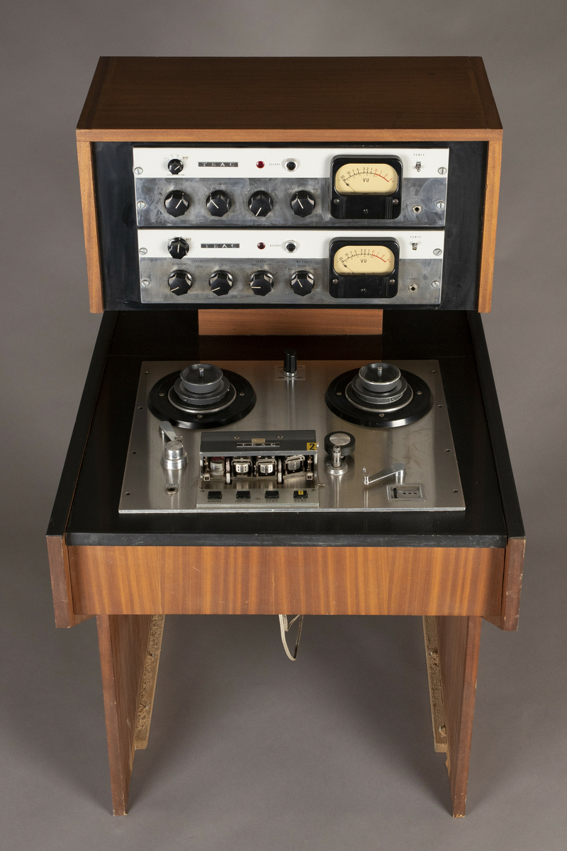 Båndopptakeren er montert i en innretning av folierte sponplater. Elektronikk i forsterkere er basert på transistorer. Maskinen har fire lydhoder og to spor, mulighet for avspilling av to kanaler (quarter track/4-spor).