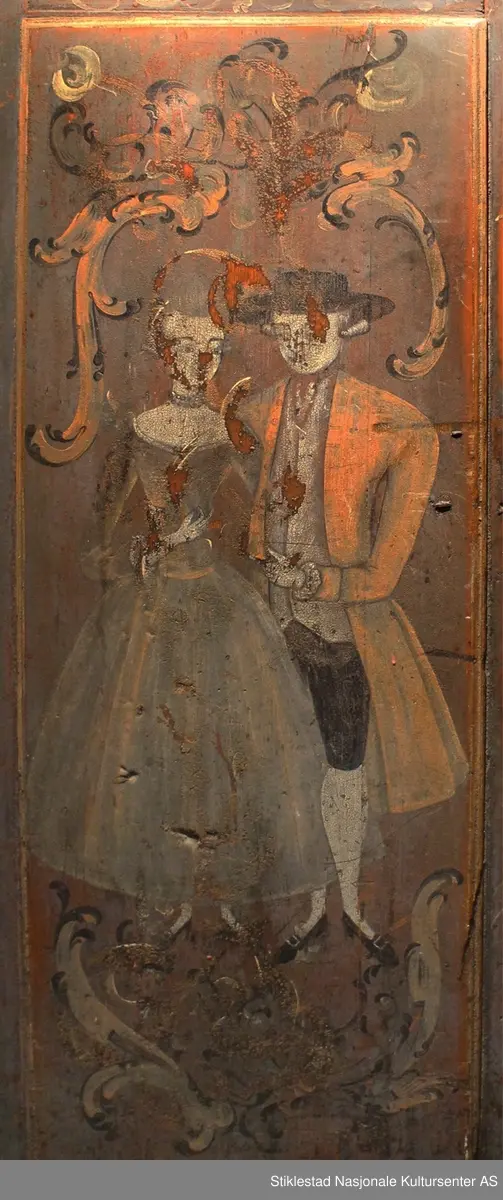 Matskapet dekorert med rosemaling og figurmaling av «rokokkomaleren» Ole Haldosen Berg (1747-1828). 
Gesimsen øverst på sideveggene er fjernet, og spikrene på hengslene er skiftet ut, ellers er skapet intakt med originale beslag (festet på nytt?). Motivet på døra viser et par i finstasen med rokokkoranker rundt. Øverst på døra står bokstavene TES.MJD. Over døra står årstallet 1755, men dette er overskrevet med bokstavene N.O.S.M..E.T.D.M og årstallet 1789. Vi antar at S og D i begge tekstene står for sønn og datter, og at dette er initialene til eierparene, som har skiftet i 1789.
Skapet har en del slitasje på høyre side av døra, ved låsen, etter åpning og lukking av skapet. Etter høyden på disse slitesporene å dømme, har også de minste vært inne i matskapet en del i løpet av årene. Helt nederst vises også hull etter mus som har gnagd seg inn på jakt etter mat. Baksiden av skapet er grovt tilvirket, her vises tydelige spor etter bearbeiding med både øks og pjål/skjøve. Innvendig har skapet tre hyller, mangler nøkkel. Skapet er malt av Ole Haldosen Berg (1747-1828).