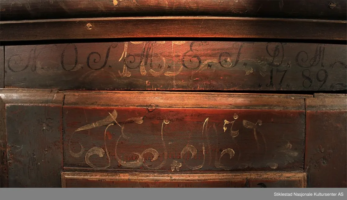 Matskapet dekorert med rosemaling og figurmaling av «rokokkomaleren» Ole Haldosen Berg (1747-1828). 
Gesimsen øverst på sideveggene er fjernet, og spikrene på hengslene er skiftet ut, ellers er skapet intakt med originale beslag (festet på nytt?). Motivet på døra viser et par i finstasen med rokokkoranker rundt. Øverst på døra står bokstavene TES.MJD. Over døra står årstallet 1755, men dette er overskrevet med bokstavene N.O.S.M..E.T.D.M og årstallet 1789. Vi antar at S og D i begge tekstene står for sønn og datter, og at dette er initialene til eierparene, som har skiftet i 1789.
Skapet har en del slitasje på høyre side av døra, ved låsen, etter åpning og lukking av skapet. Etter høyden på disse slitesporene å dømme, har også de minste vært inne i matskapet en del i løpet av årene. Helt nederst vises også hull etter mus som har gnagd seg inn på jakt etter mat. Baksiden av skapet er grovt tilvirket, her vises tydelige spor etter bearbeiding med både øks og pjål/skjøve. Innvendig har skapet tre hyller, mangler nøkkel. Skapet er malt av Ole Haldosen Berg (1747-1828).