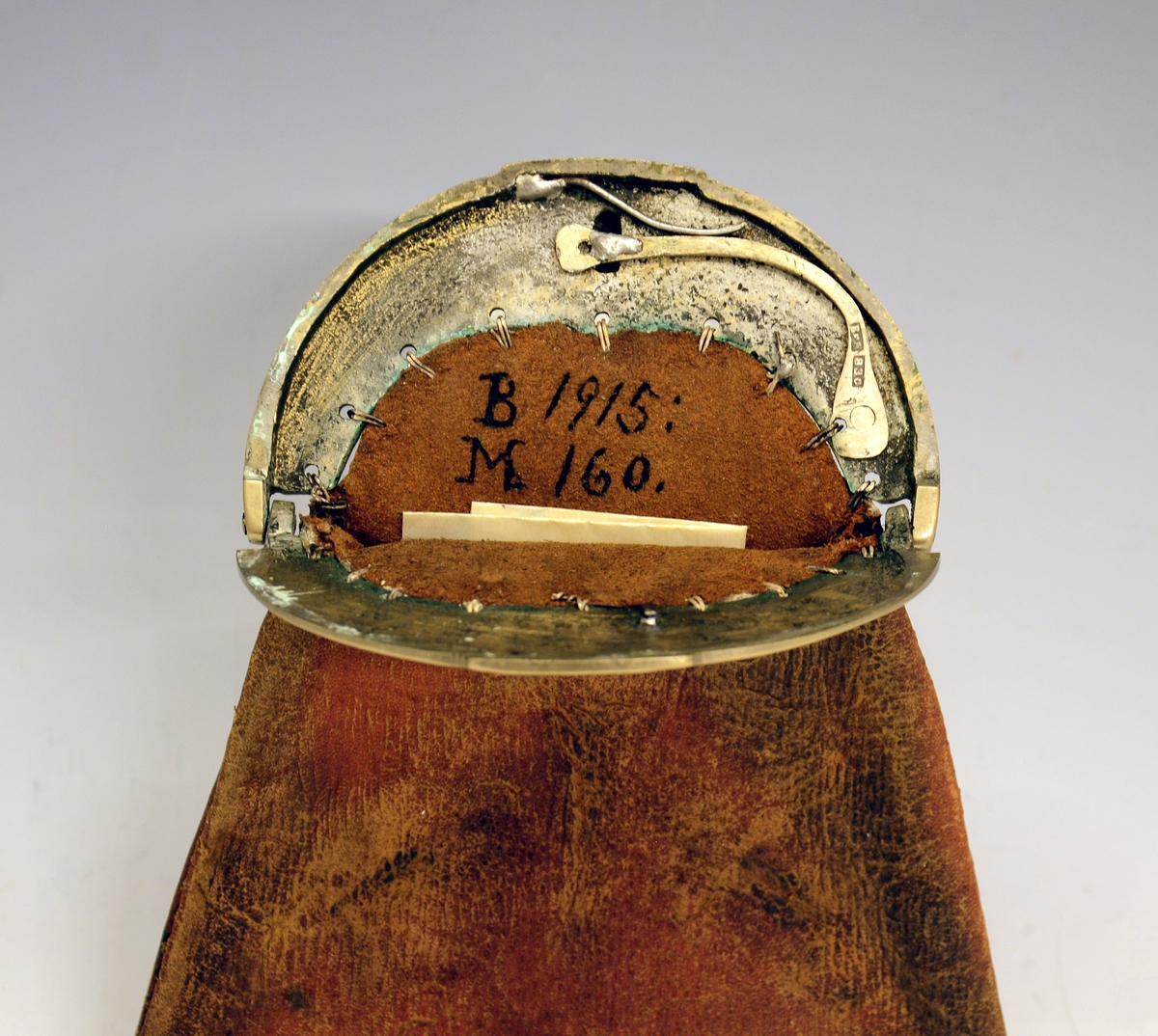 Pengepung. Fra protokollen: Pengepung med gravert messinglaas.