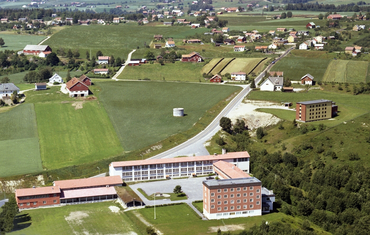 Flyfoto av Bø gymnas- og statsrealskule, tatt 08.07.1970.