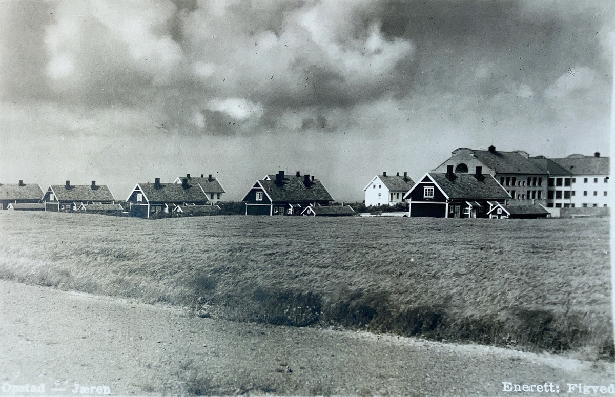 Tvangsarbeidshusets eiendom, med åker og Rødgata i forgrunnen. Tvangsarbeidshusets hovedbygning og Hvitgata i bakgrunnen.