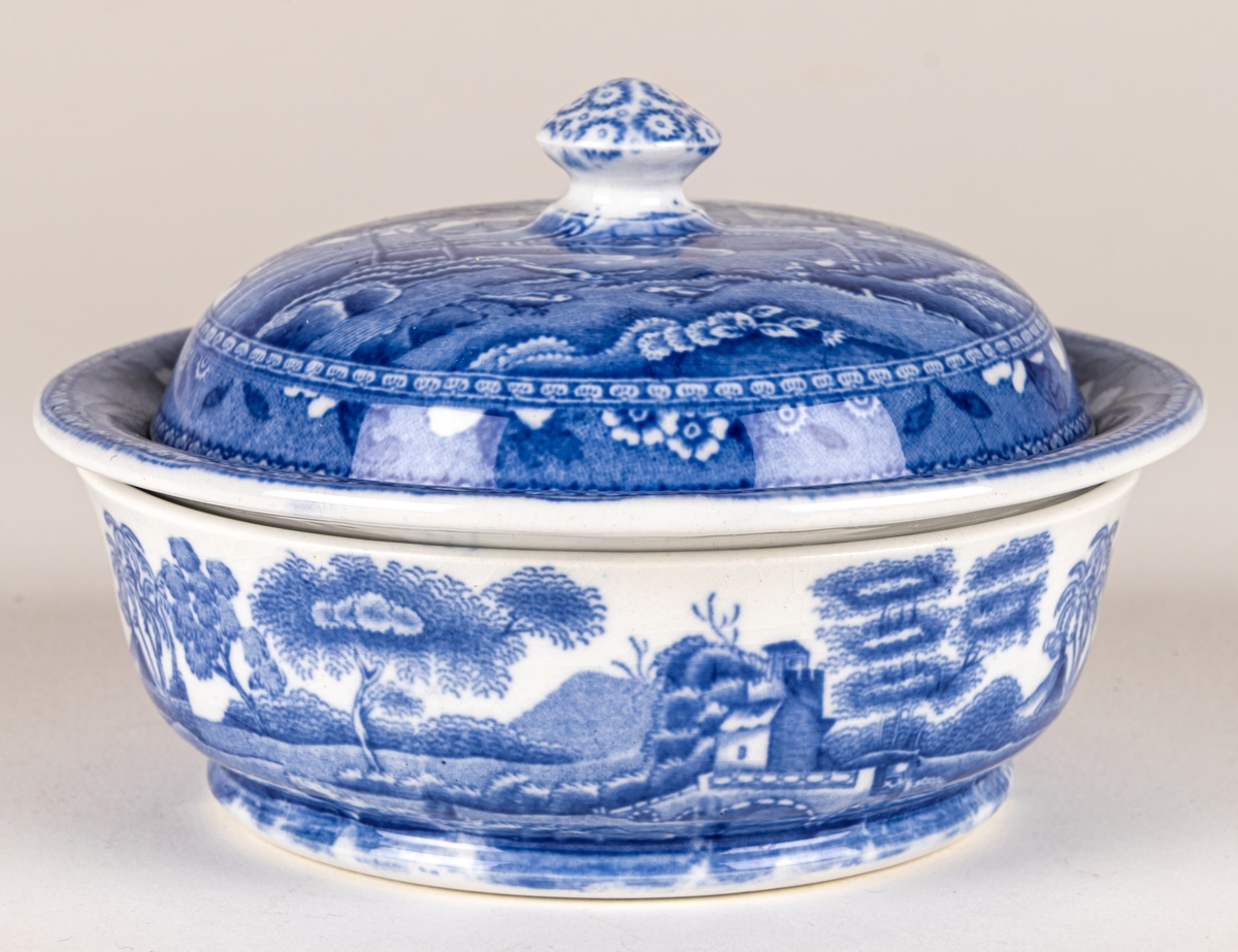 Tvålkopp i tre delar, kopp, insats, lock.
Stämpel: Copeland Spodes Tower England.
Dekor: Blått mönster. Blombård. Landskapsmotiv.