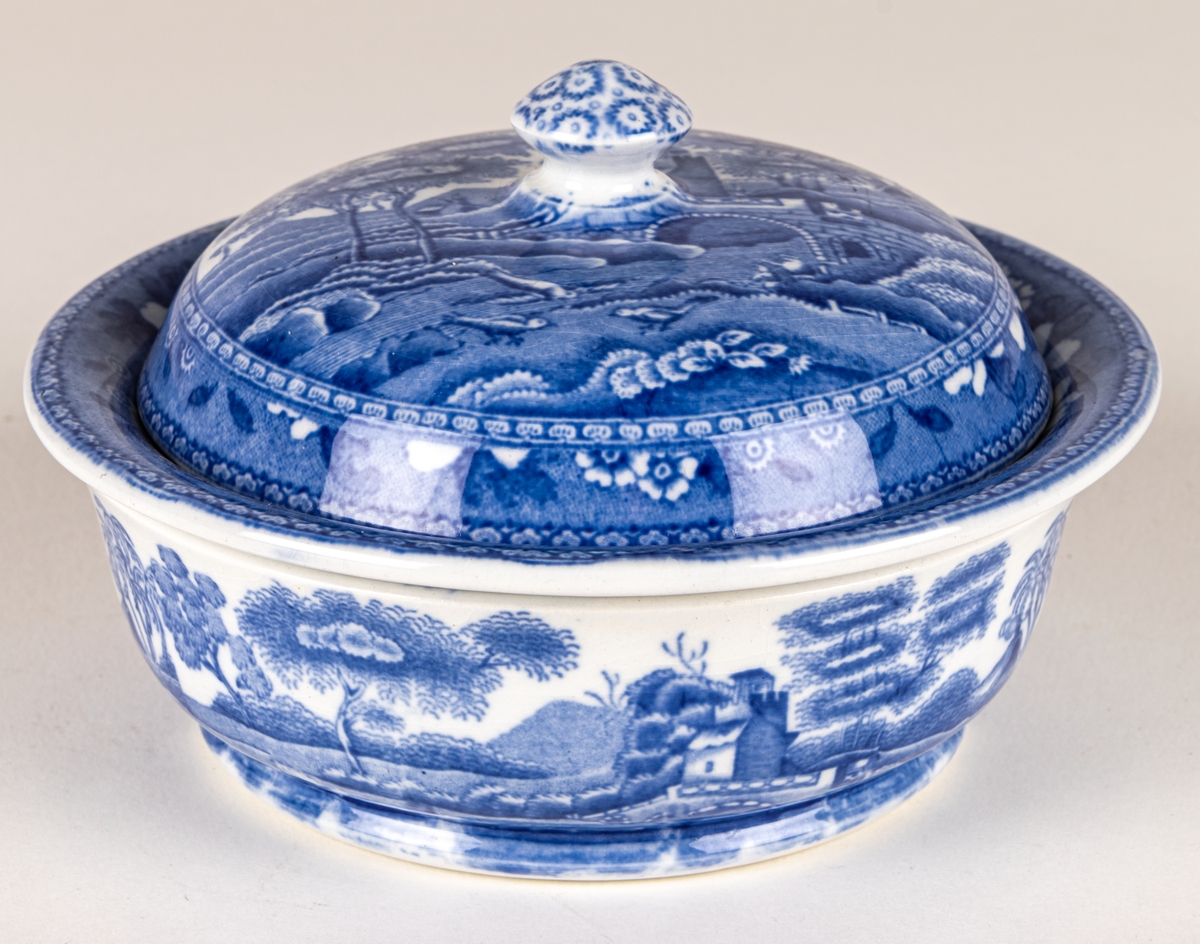 Tvålkopp i tre delar, kopp, insats, lock.
Stämpel: Copeland Spodes Tower England.
Dekor: Blått mönster. Blombård. Landskapsmotiv.