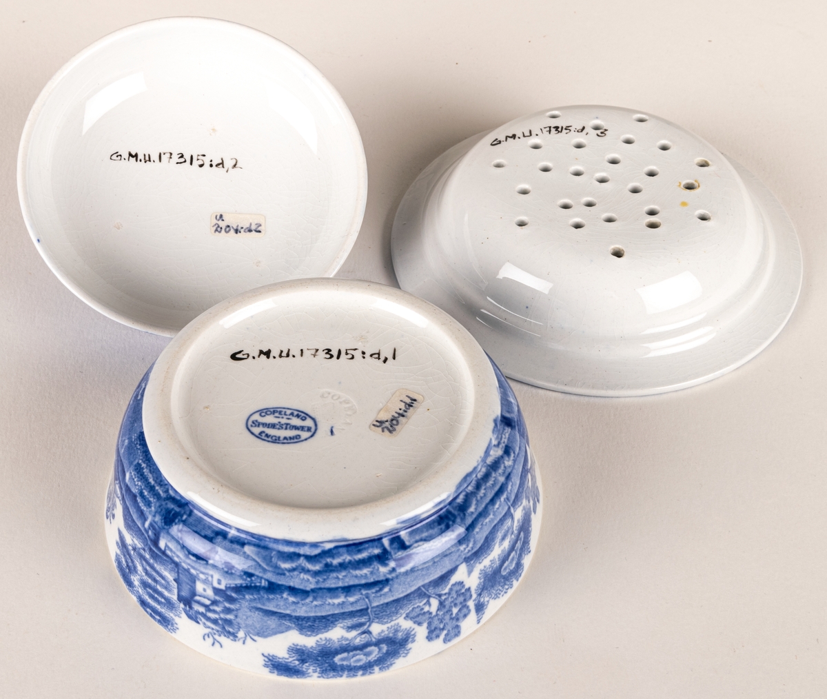 Tvålkopp i tre delar, kopp, insats, lock.
Stämpel: Copeland Spodes Tower England.
Dekor: Blått mönster. Blombård. Landskapsmotiv.