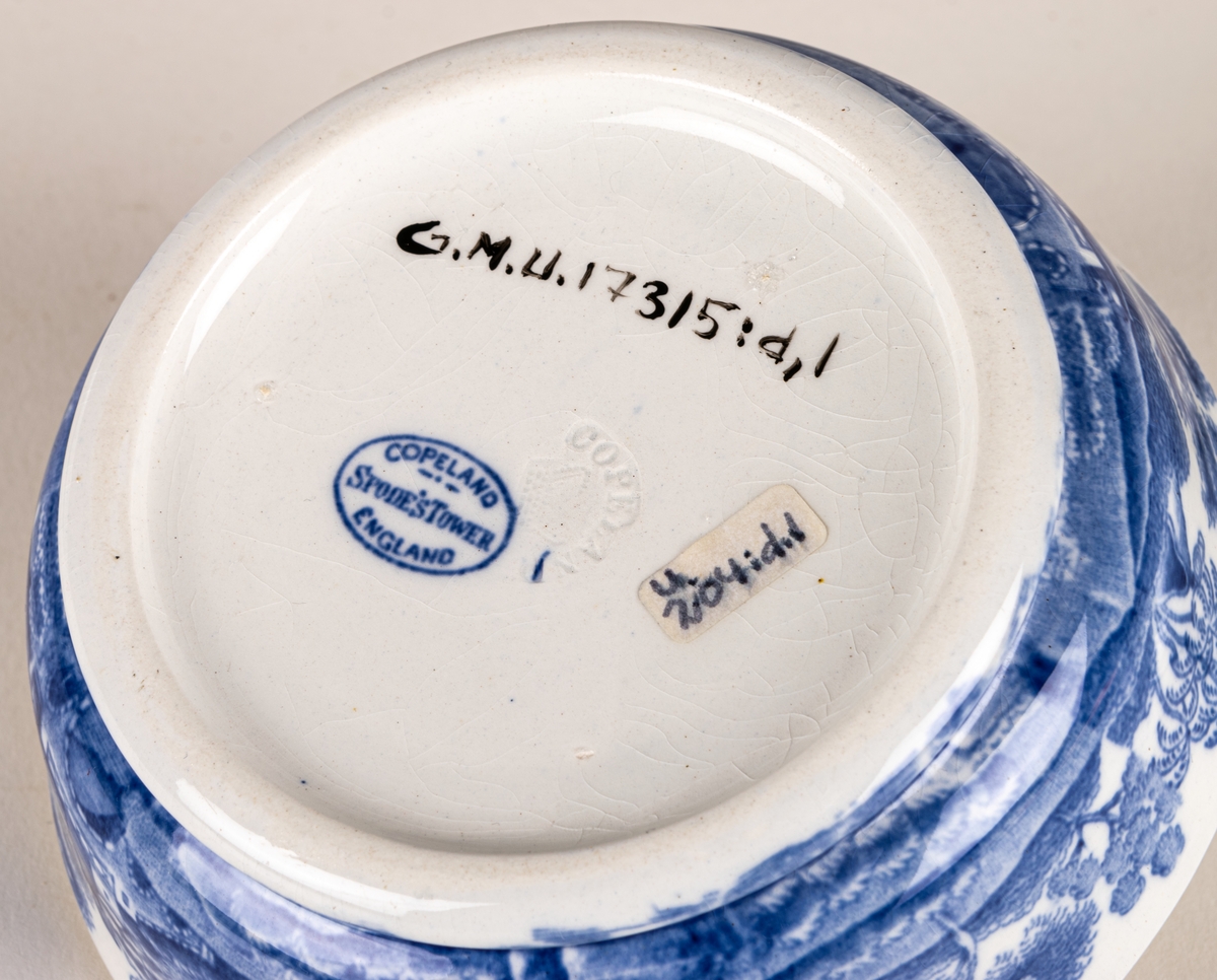 Tvålkopp i tre delar, kopp, insats, lock.
Stämpel: Copeland Spodes Tower England.
Dekor: Blått mönster. Blombård. Landskapsmotiv.