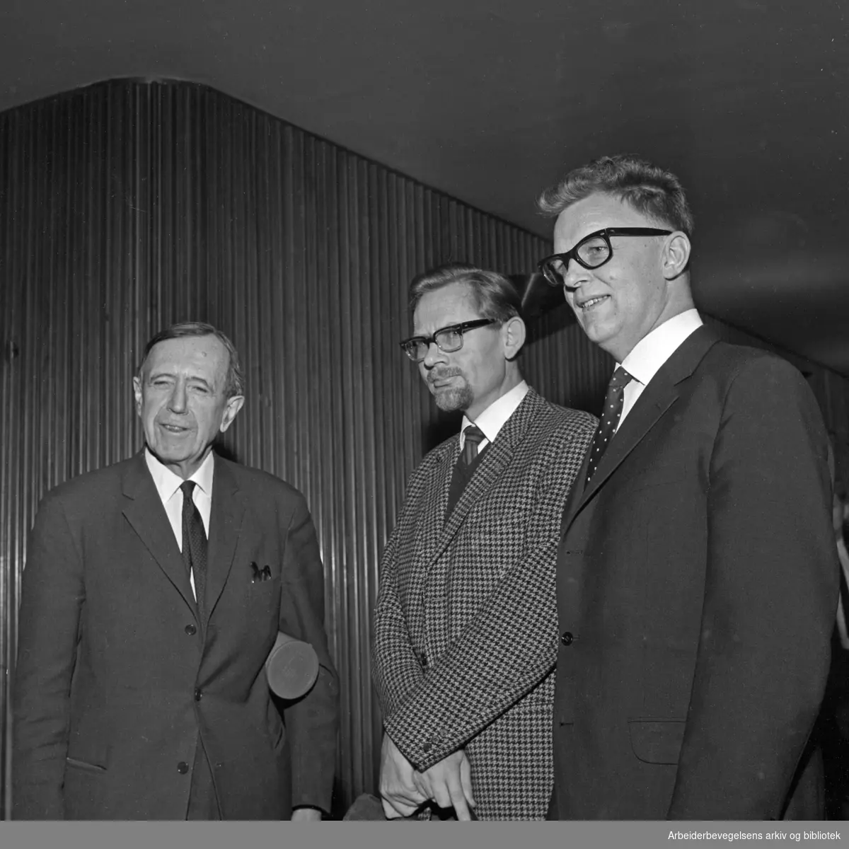 Møte i Kringkastingsrådet. Fra venstre: Kringkastingssjef Alf Jacob Ustvedt, professor Tore Lindbekk og språkrøkter Ivar Eskeland. 9 februar 1967.