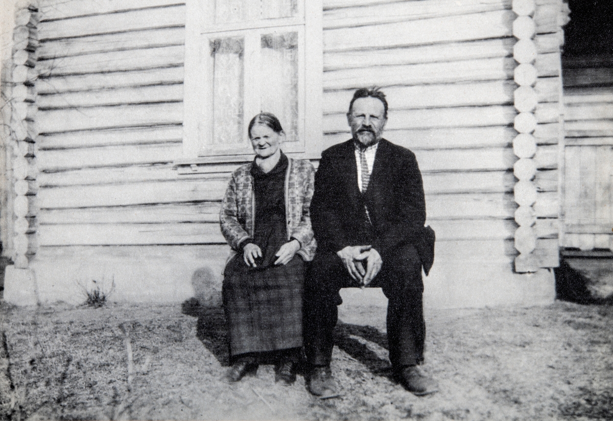Ekteparet Eline (født Johansdatter, 16/6-1857, død 07/3-1941) og Nils Olsen Hagen (født 29/1-1863, død 24/10-1955).
De bodde i Hagen (Hvervenhagen) i Ottestad.