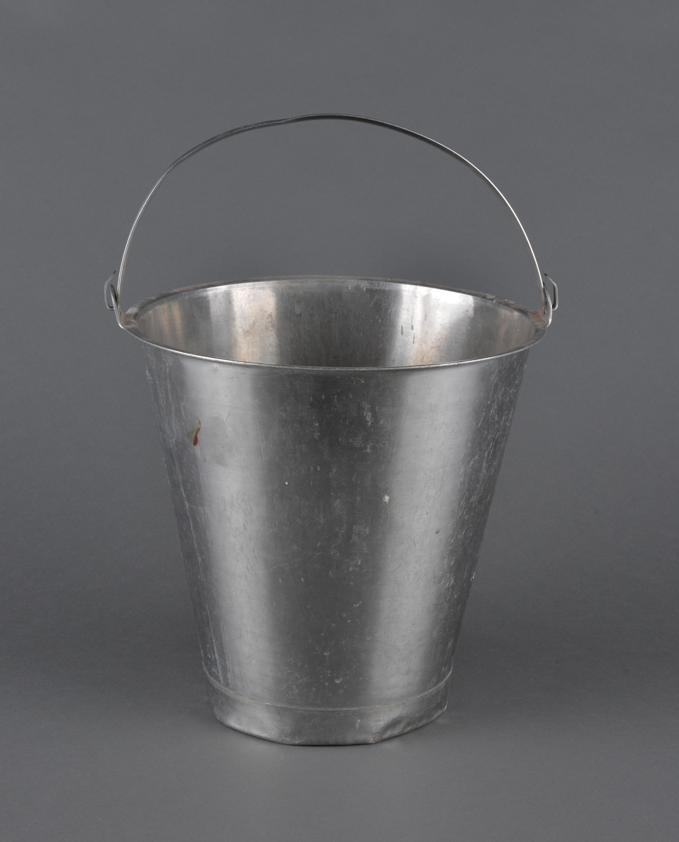 Bøtte til vannbæring/melking.
