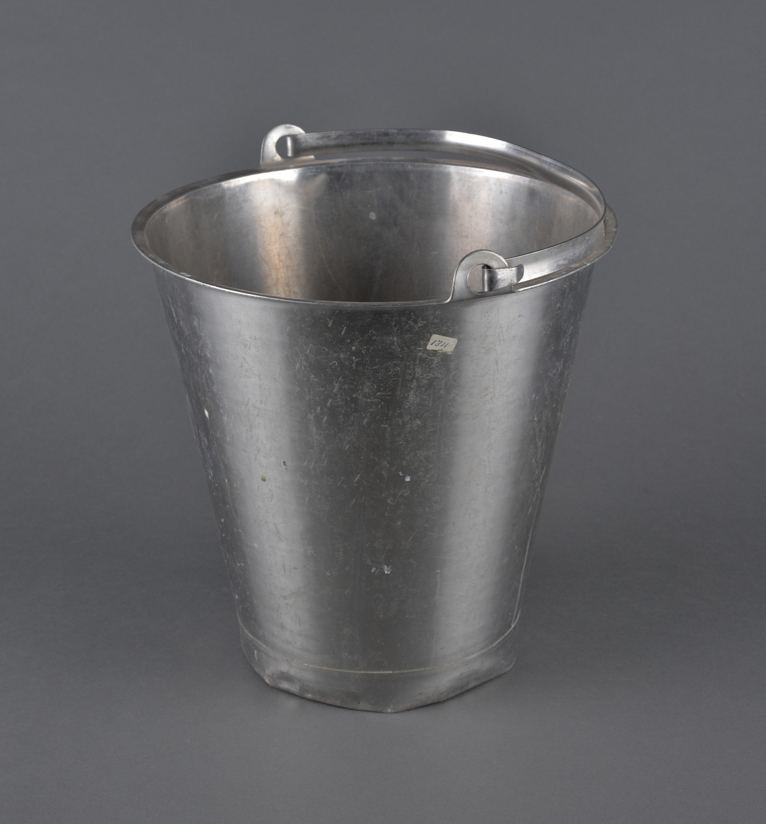 Bøtte til vannbæring/melking.
