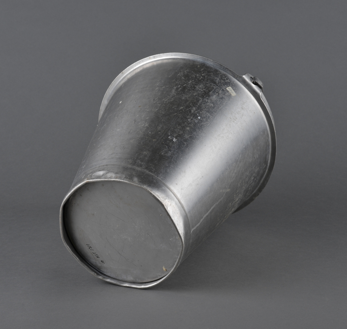 Bøtte til vannbæring/melking.
